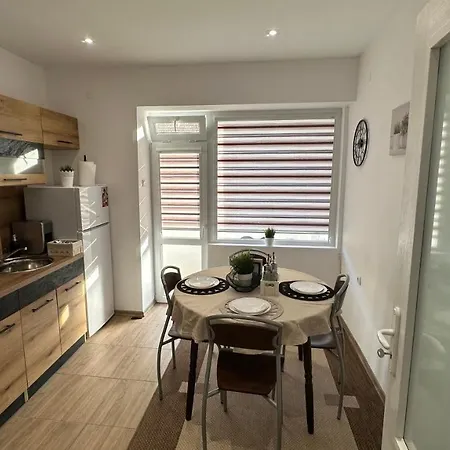 Adelina Apartman Carevo